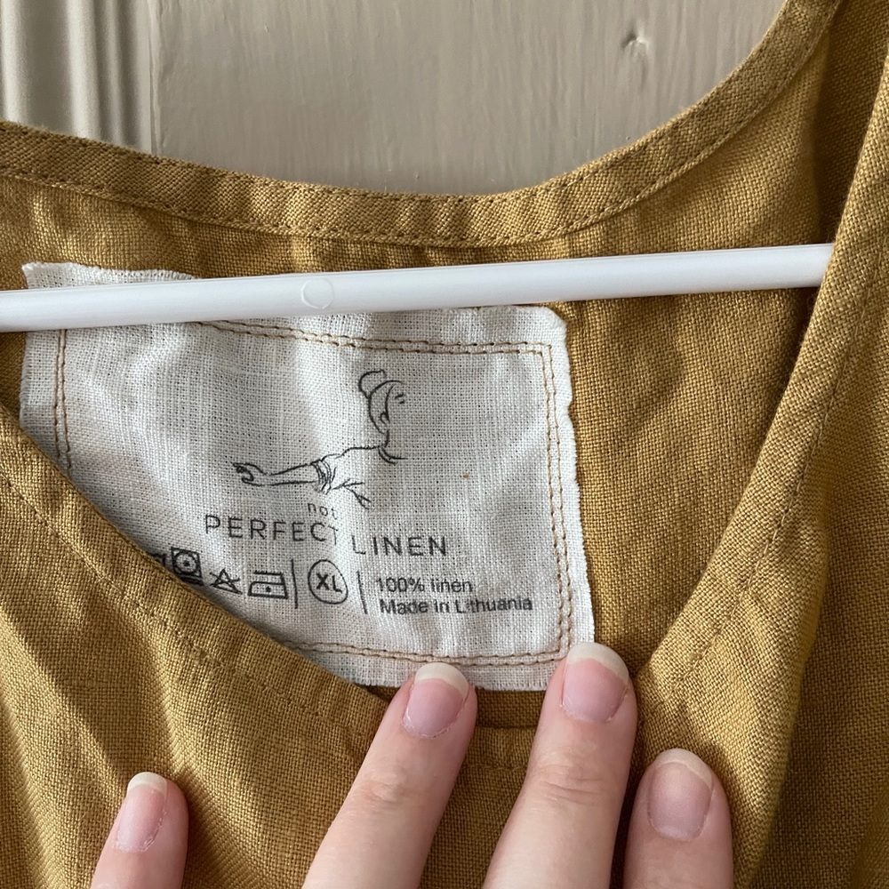 Loose linen tank top VIENNA in round neck in color “Honey”